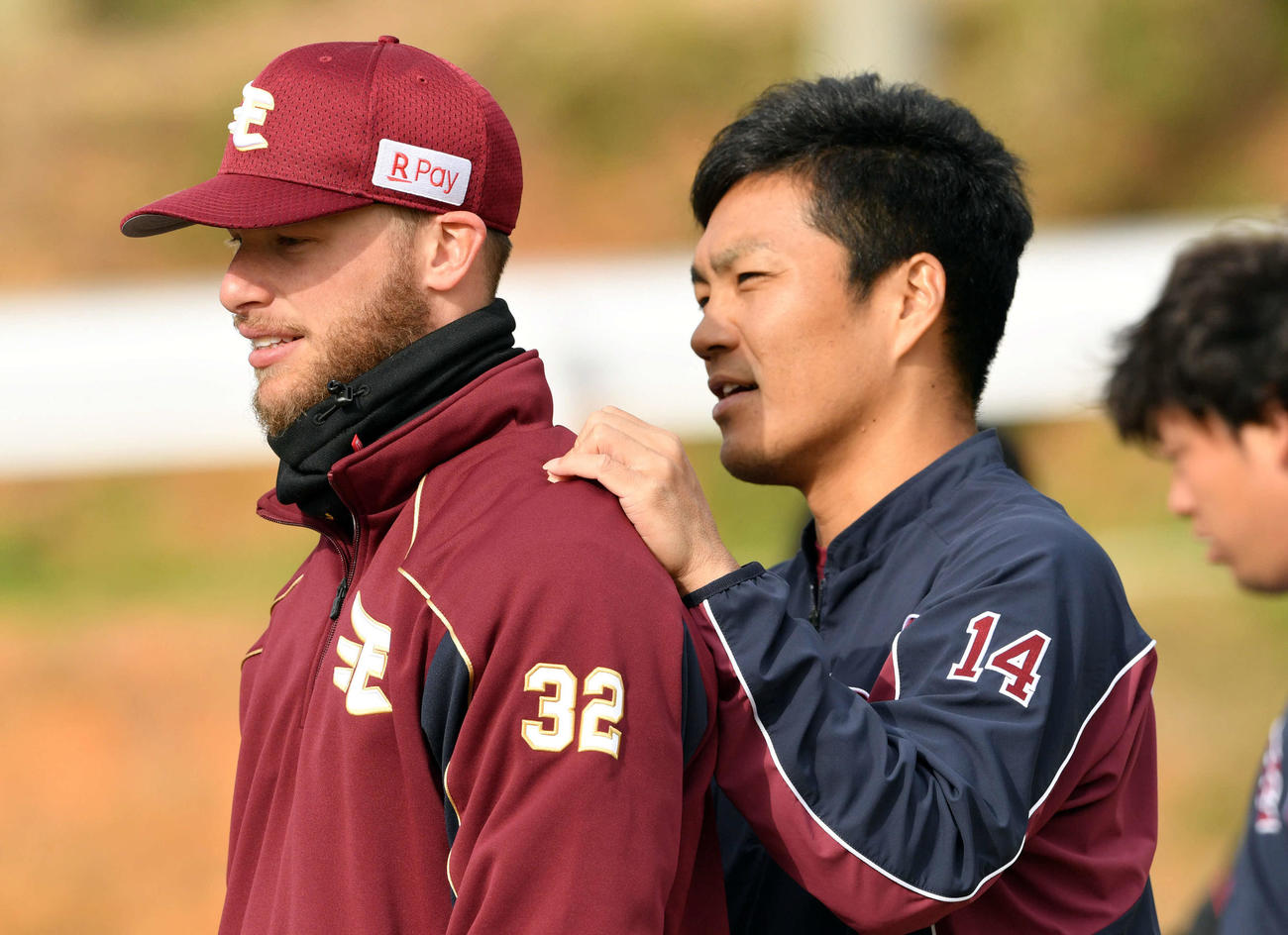 楽天ブセニッツ（左）の肩をもむ則本昂（撮影・滝沢徹郎）