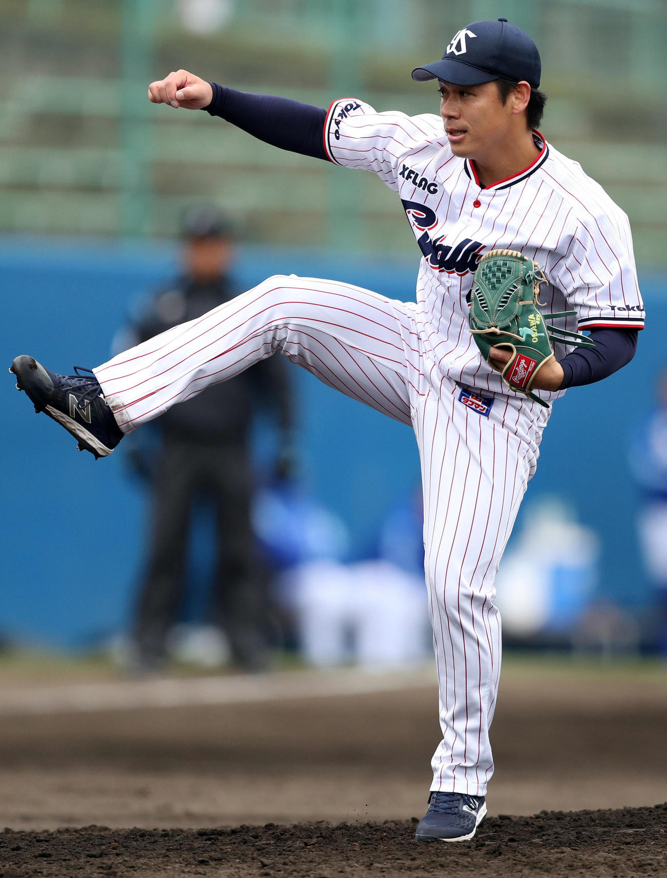 練習試合ヤクルト対DeNA　3回表から登板する小川（撮影・狩俣裕三）