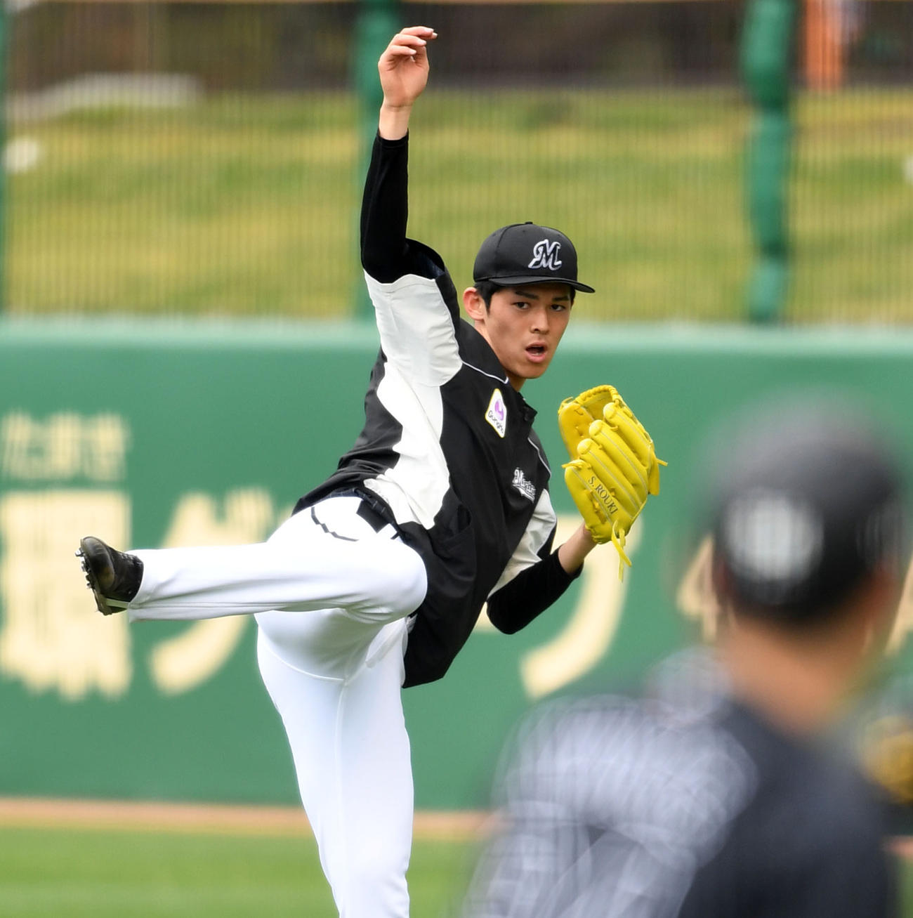 キャッチボールで躍動するロッテ佐々木朗（撮影・横山健太）