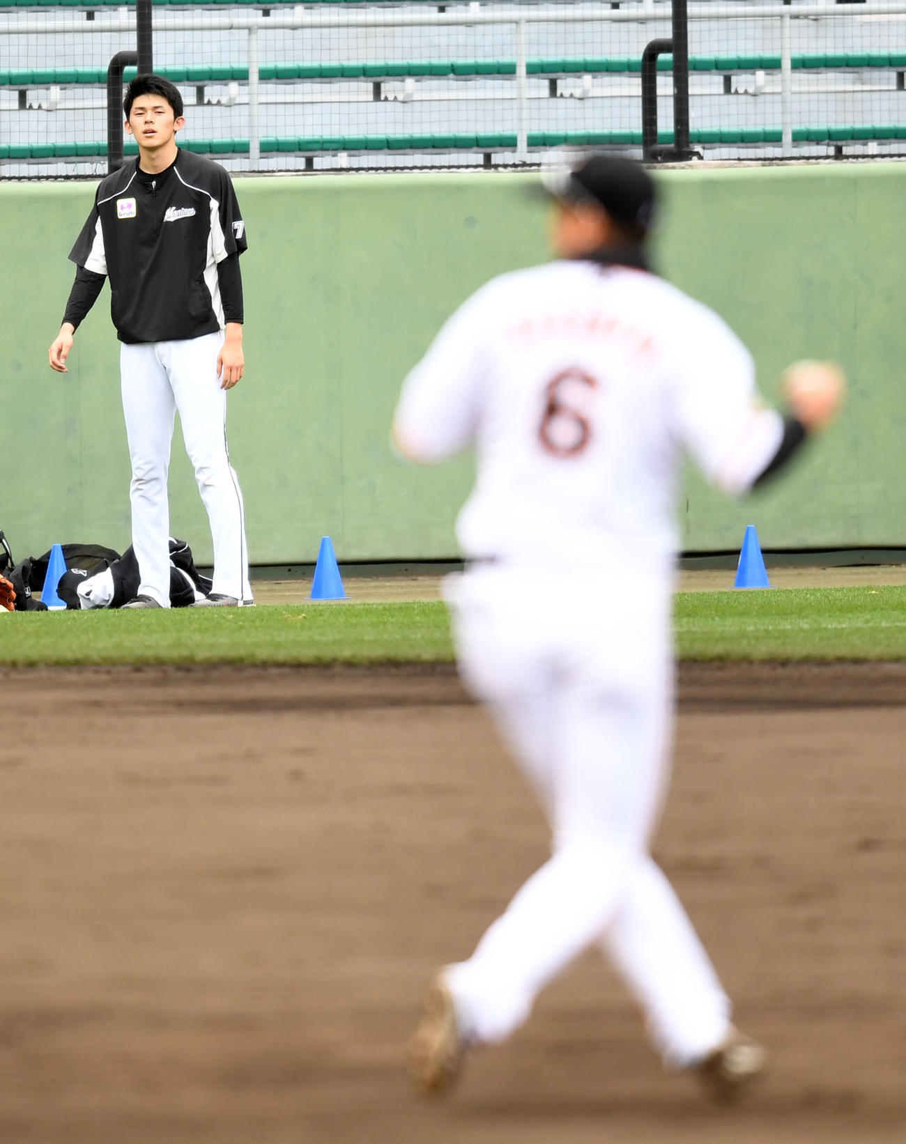 巨人坂本（右）の練習を見つめる佐々木朗（撮影・横山健太）