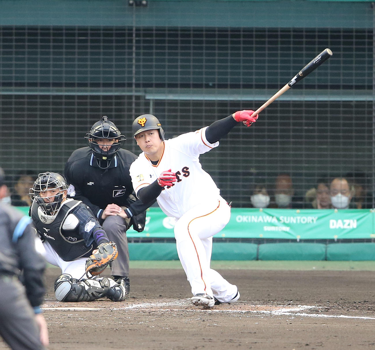 巨人対ロッテ　5回裏巨人2死一塁、左前打を放つ岡本（撮影・河野匠）