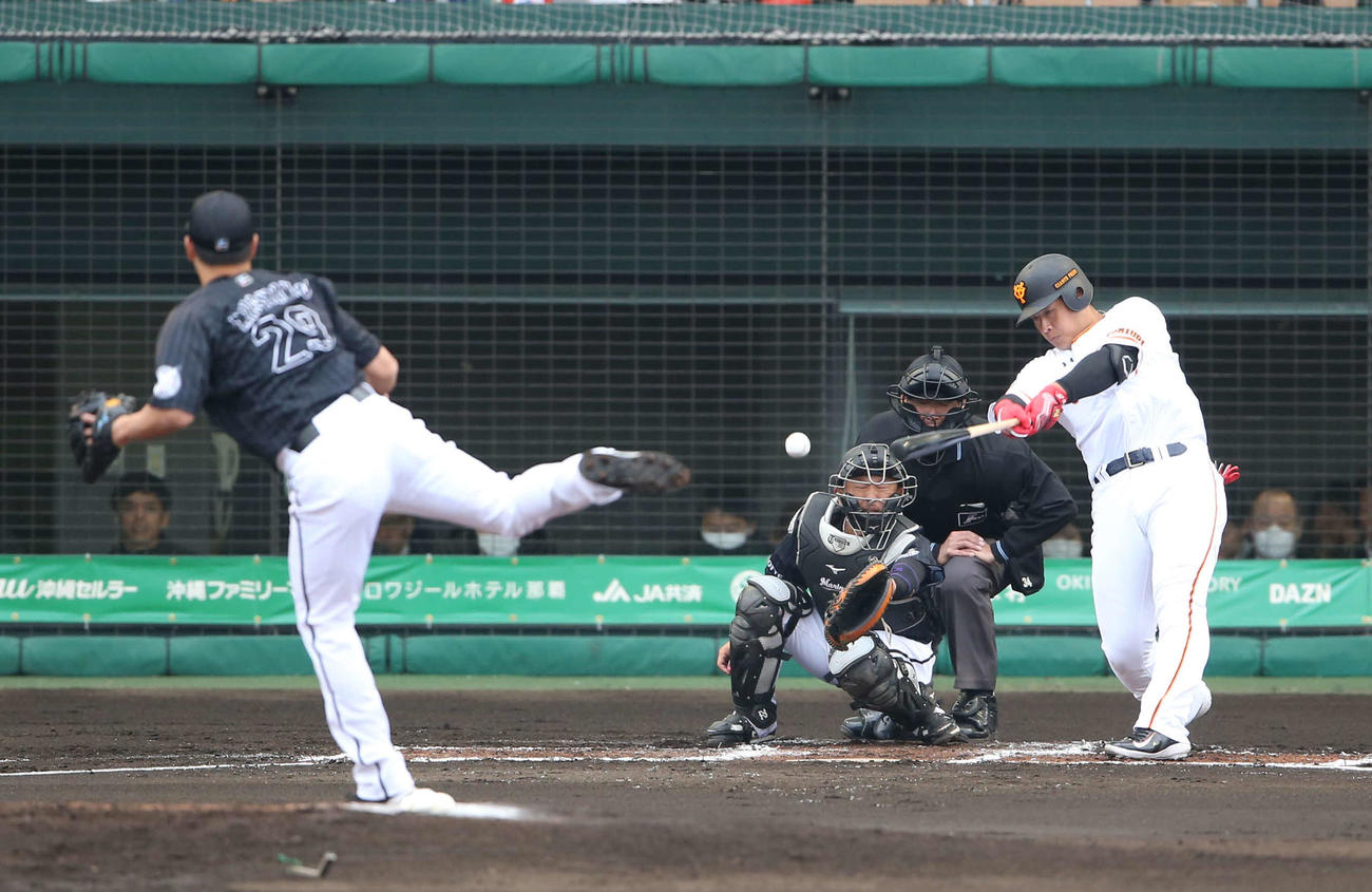 巨人対ロッテ　1回裏巨人2死一塁、中前打を放つ岡本和真。投手西野（撮影・河野匠）