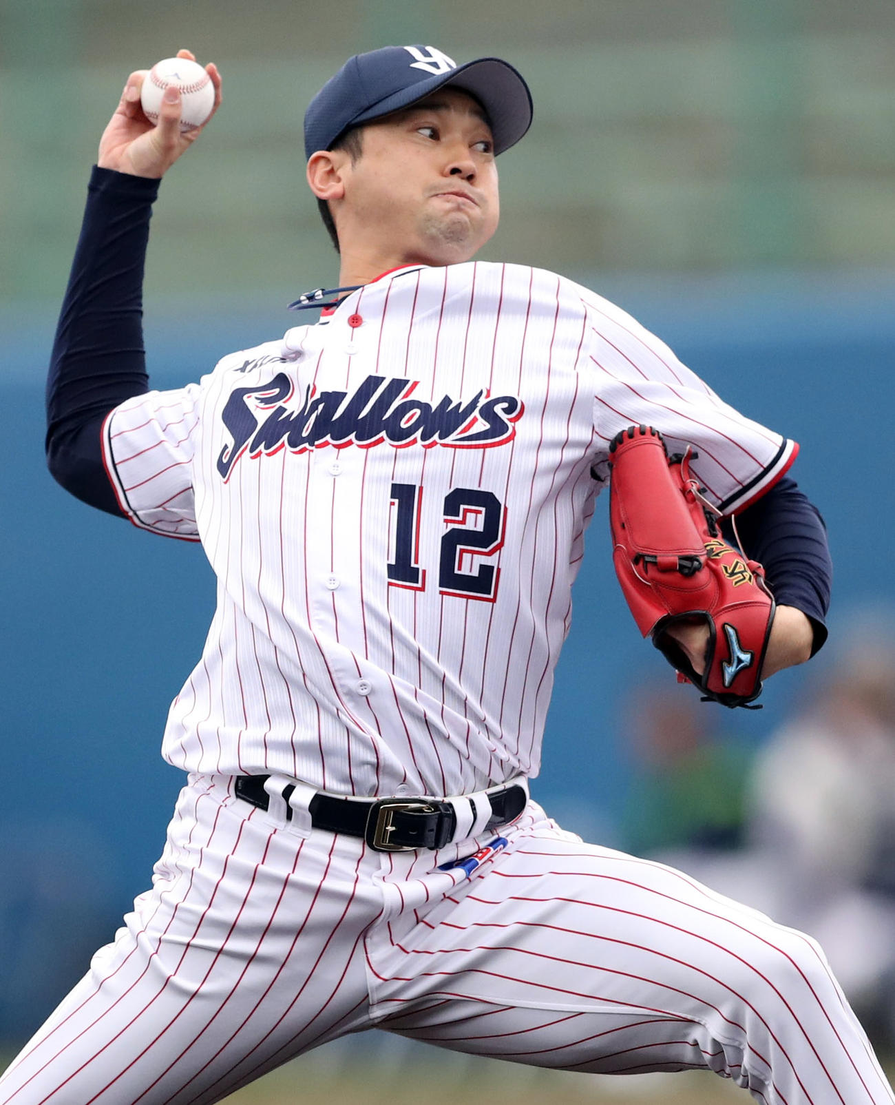 ヤクルト対DeNA　8回表から登板するヤクルト石山（撮影・狩俣裕三）