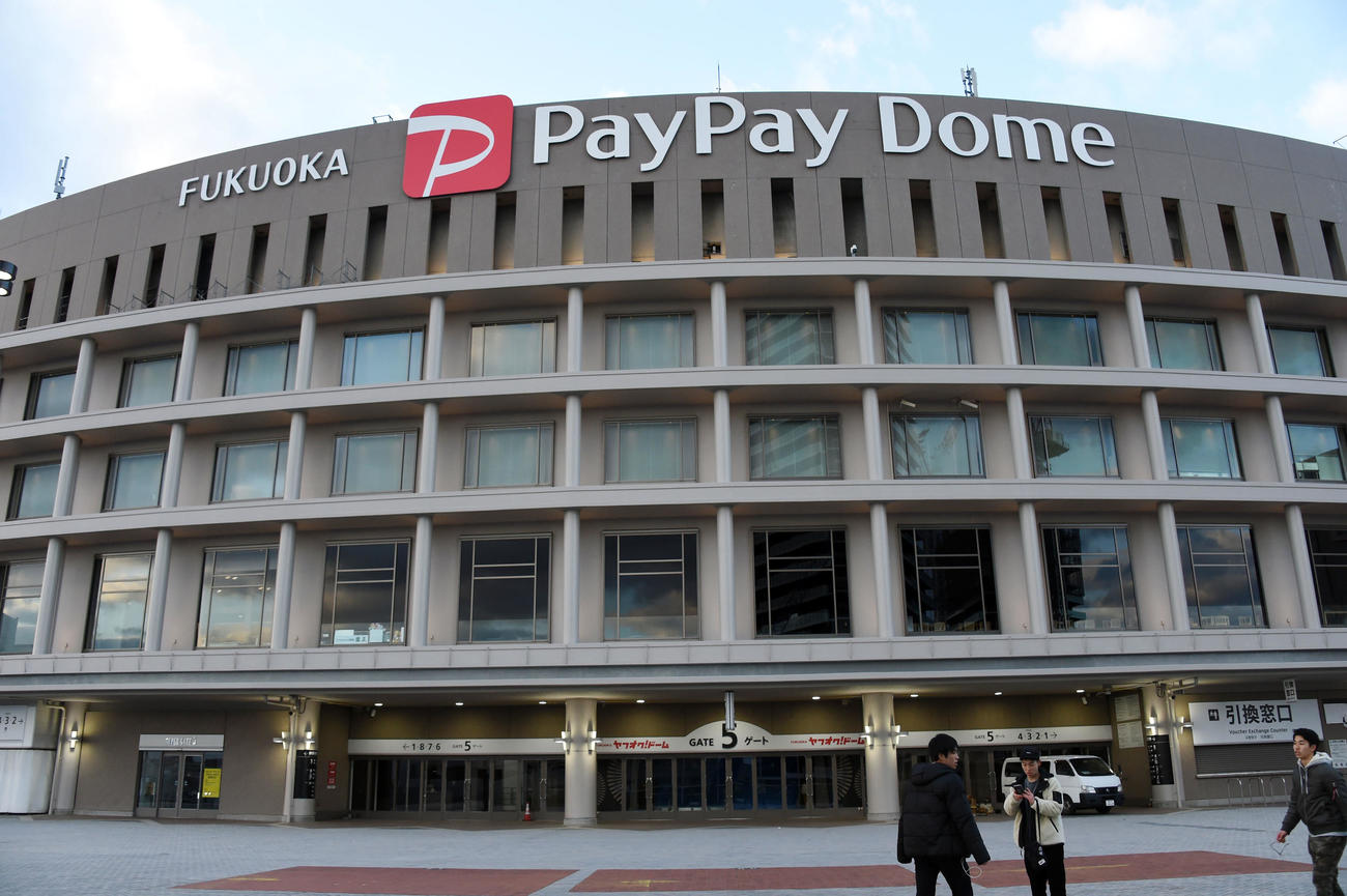 福岡ヤフードームの外観の看板が福岡PayPayドームに貼替えられた（撮影・今浪浩三）