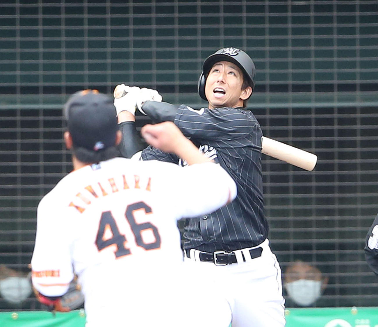 巨人対ロッテ　3回表ロッテ1死一塁、二飛に倒れる福田秀。投手鍬原（撮影・河野匠）