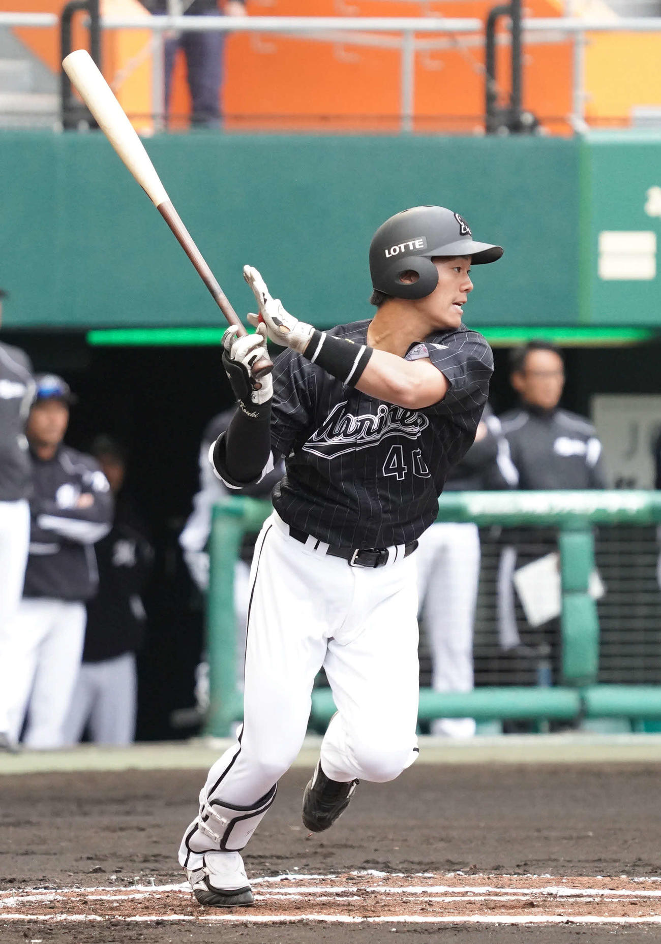 巨人対ロッテ　1回表ロッテ2死満塁、福田光は中前に先制の2点適時打を放つ（撮影・加藤諒）