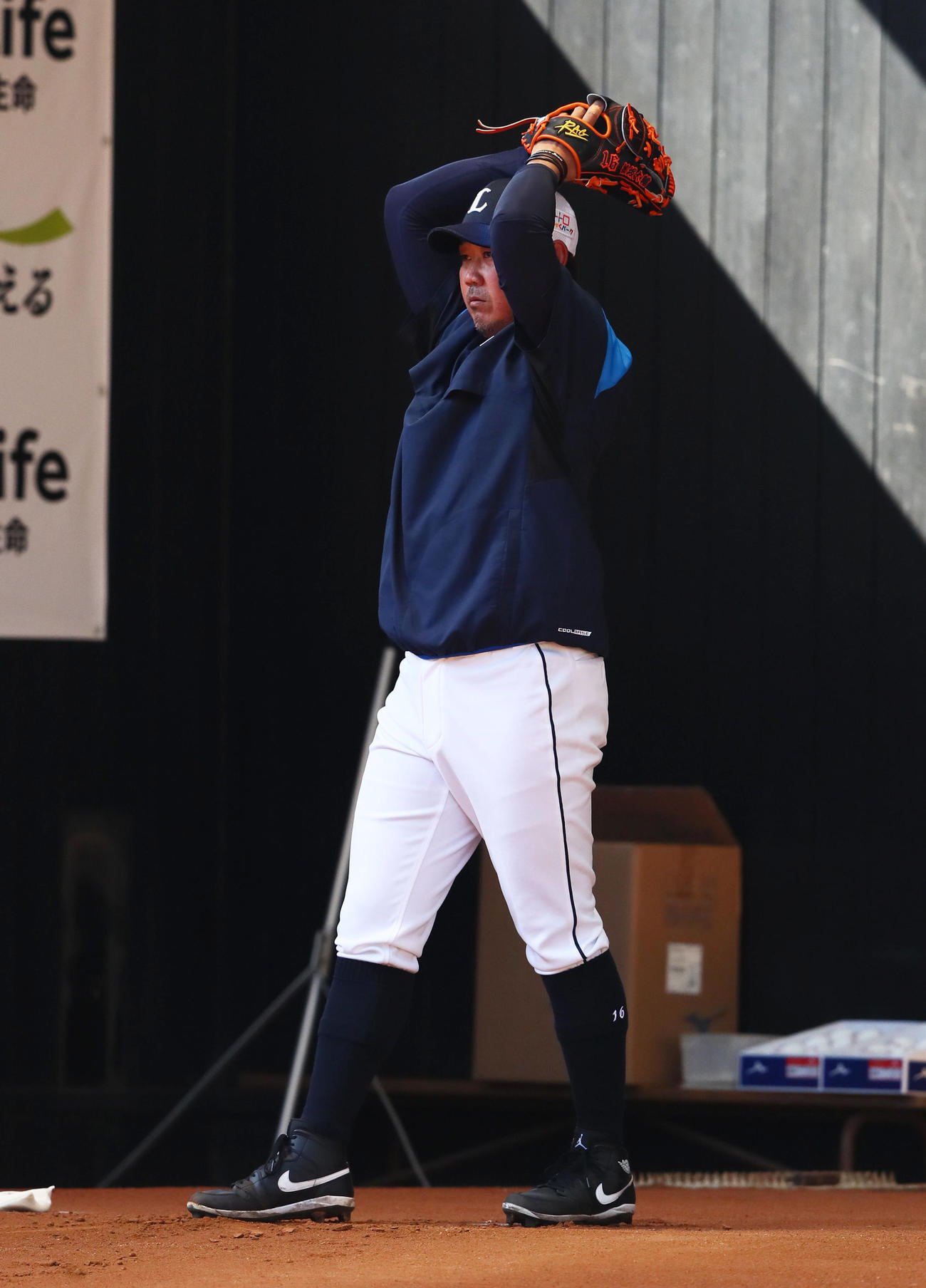ワインドアップでブルペン投球する西武松坂（撮影・足立雅史）