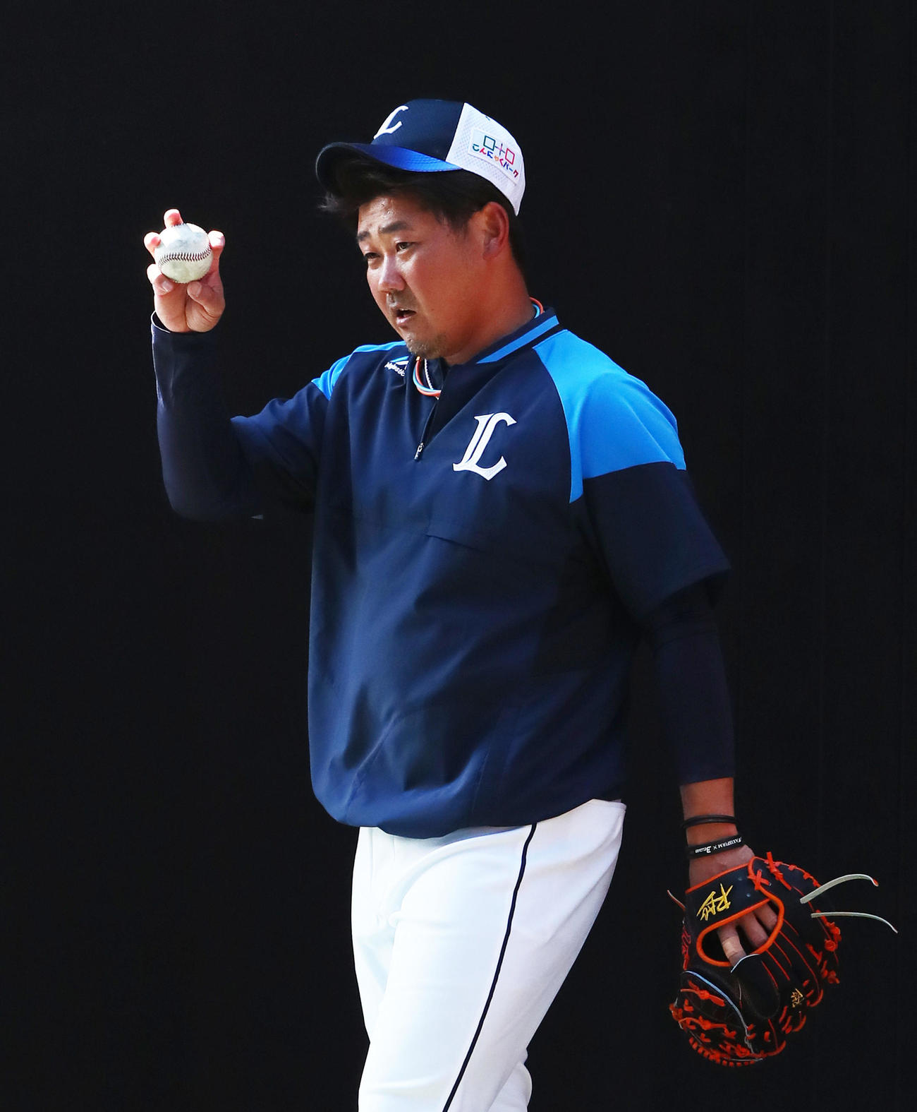 投球を終え、ブルペンを後にする西武松坂（撮影・足立雅史）