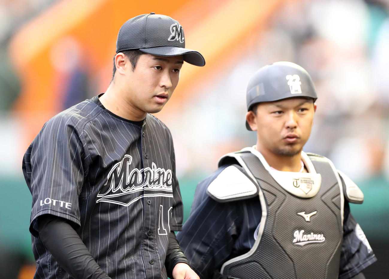 巨人対ロッテ　5回の登板を終え1失点のロッテ種市（左）は田村と言葉を交わす（撮影・垰建太）