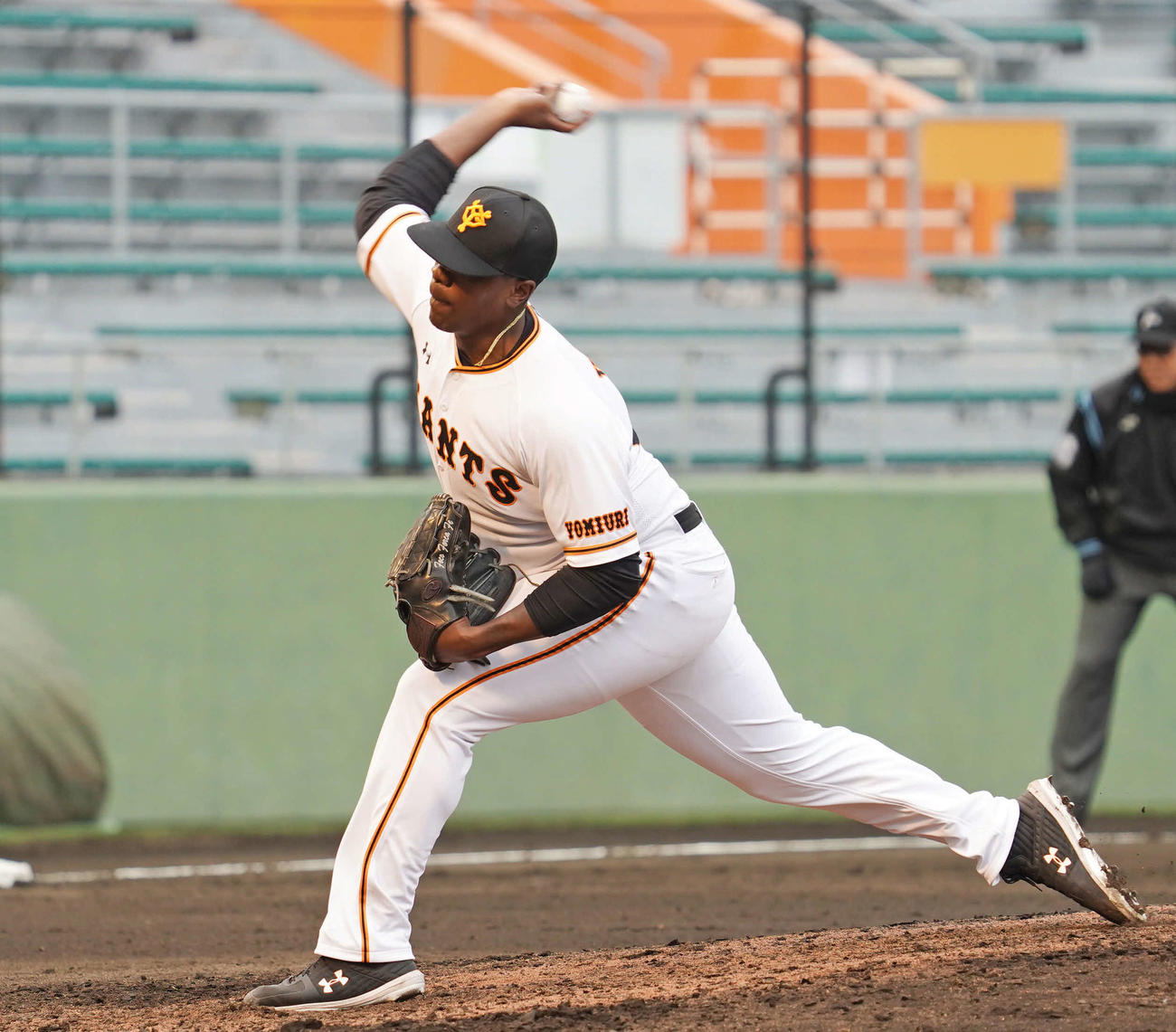 巨人対ロッテ　力投する巨人3番手ビエイラ（撮影・加藤諒）