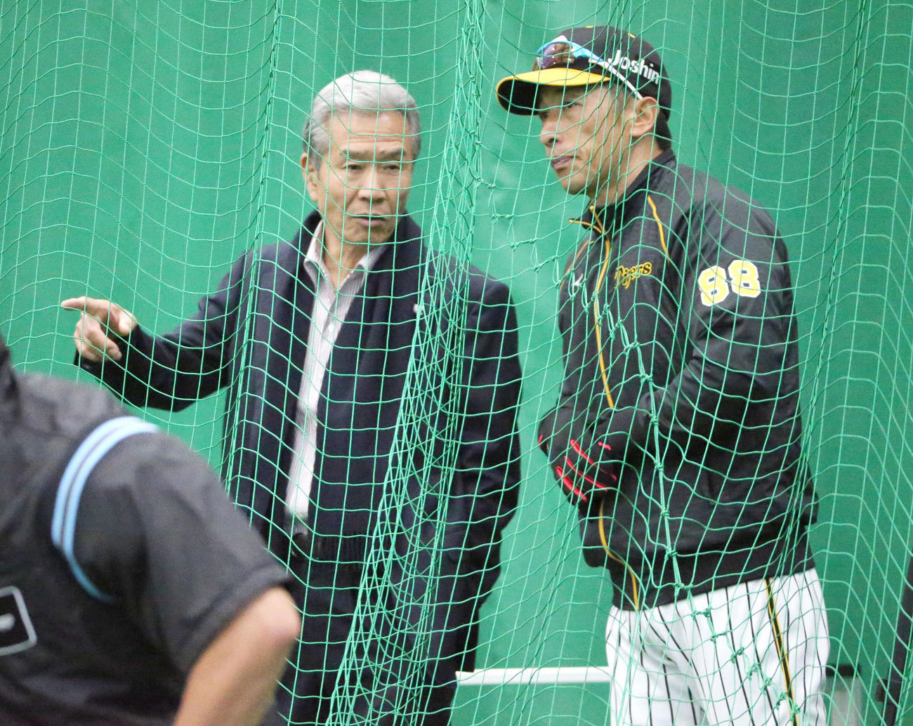 宜野座を訪れた本紙評論家の山田久志氏（左）と話す矢野監督（撮影・上山淳一）