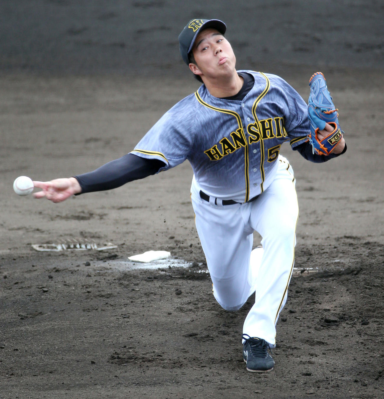 紅白戦　紅組先発の青柳（撮影・上山淳一）