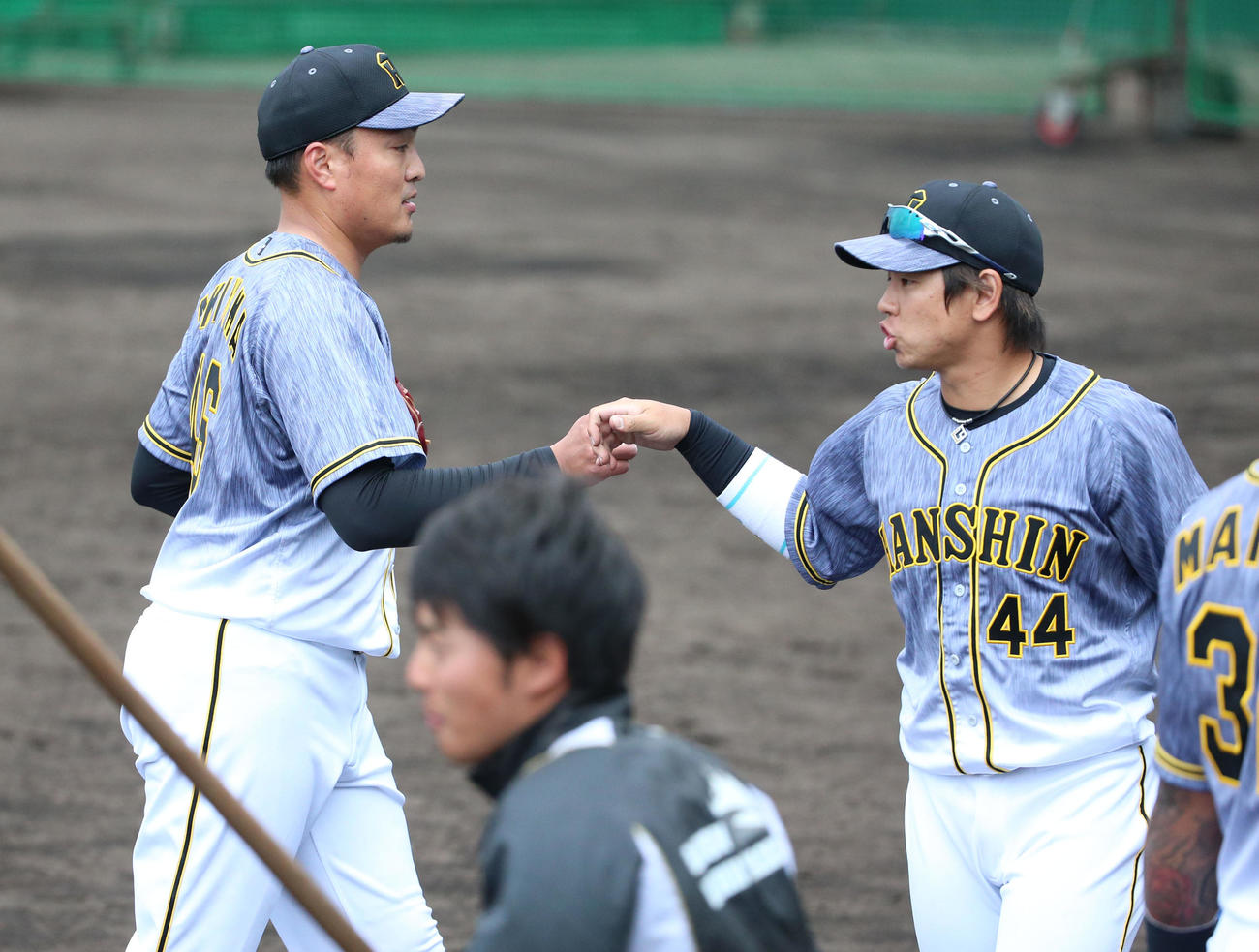 紅組3回から登板の秋山（左）は無失点に抑え梅野とタッチする（撮影・上山淳一）