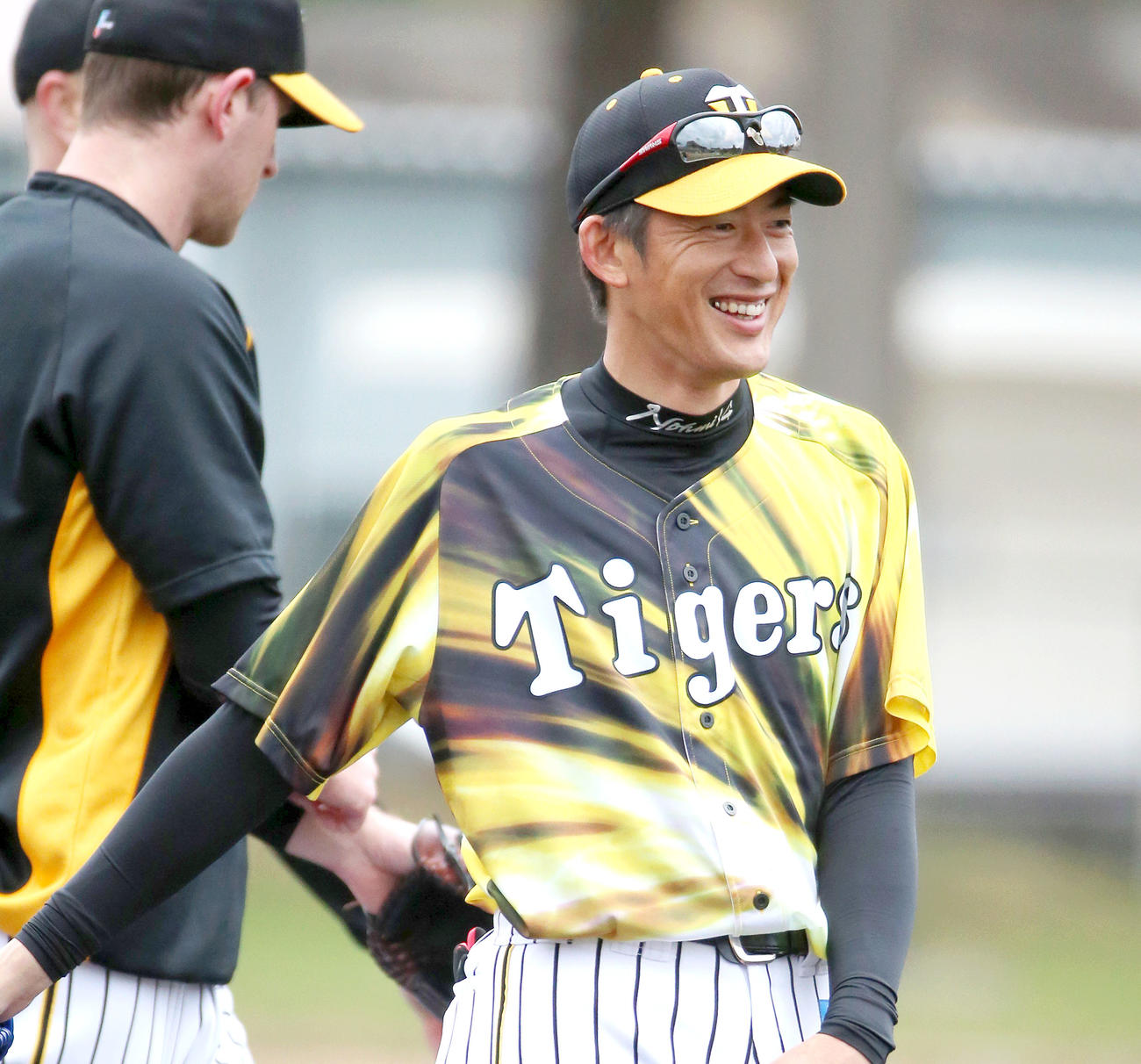 笑顔を見せる投手ワンデーキャプテン能見（撮影・上山淳一）