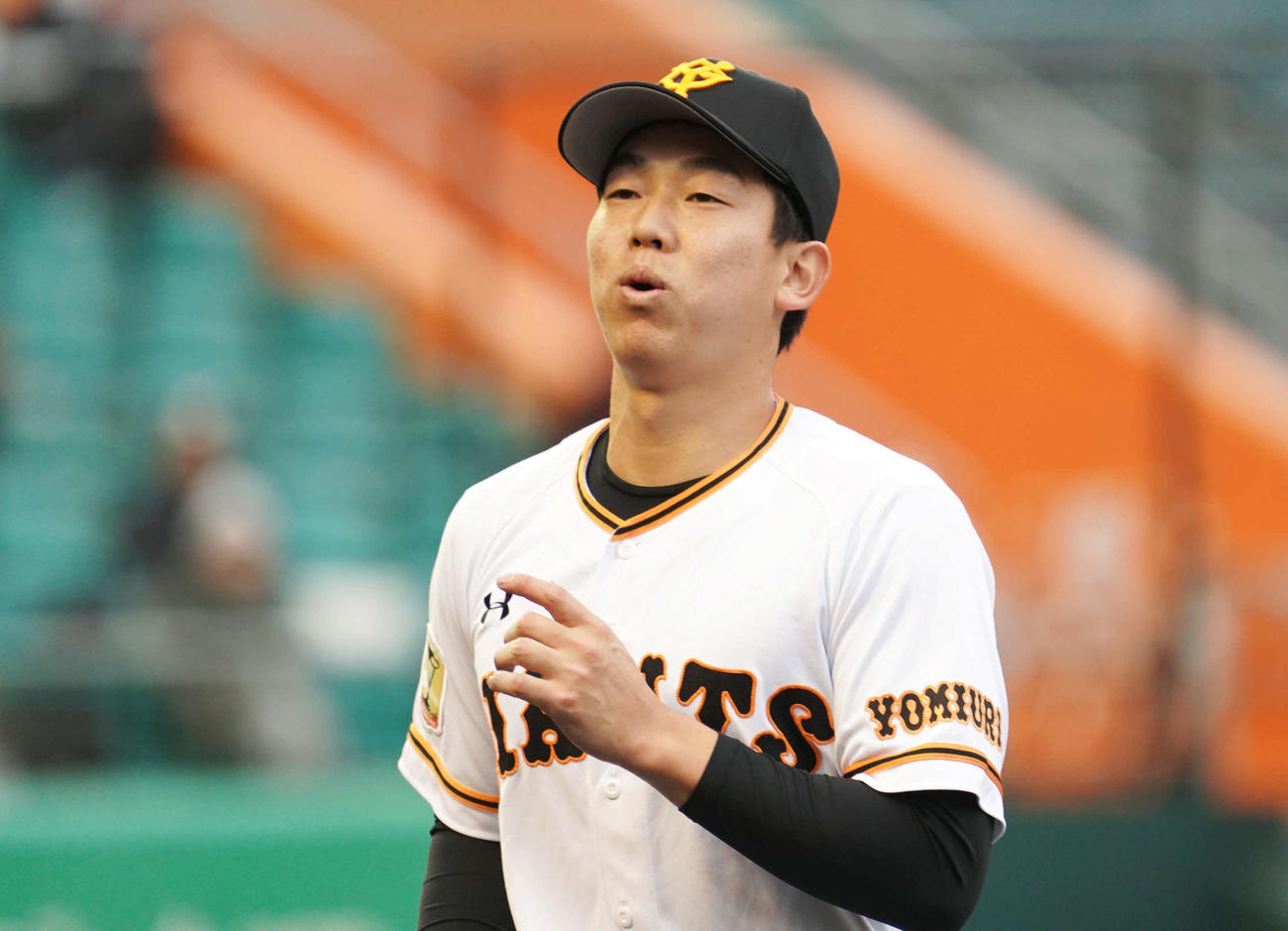 巨人対ロッテ　5回表ロッテ2死、井上から三者連続となる三振を奪い、笑顔でベンチに引き揚げる巨人2番手畠（撮影・加藤諒）