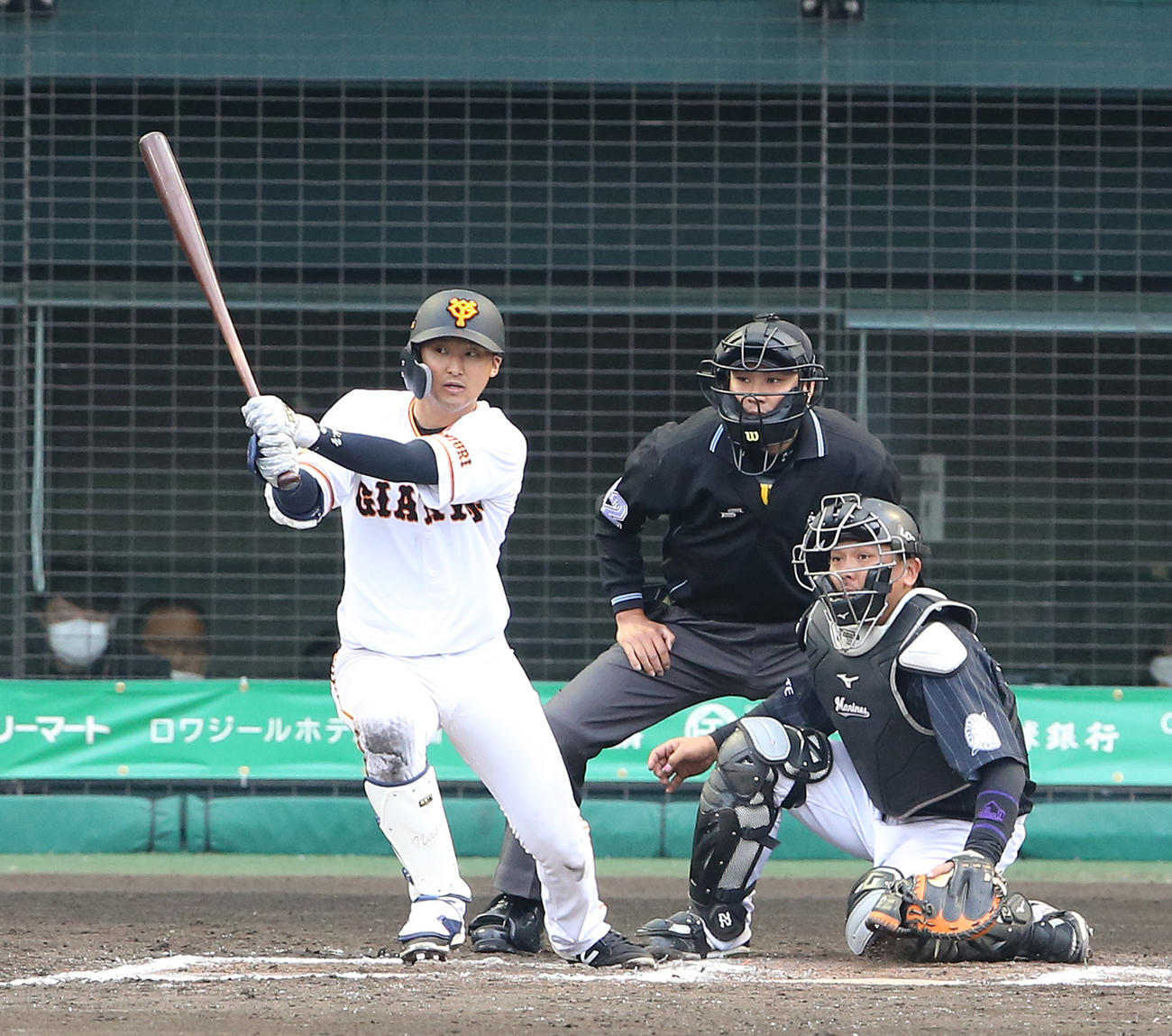 巨人対ロッテ　6回裏巨人1死満塁、右前に適時打を放つ吉川尚（撮影・河野匠）