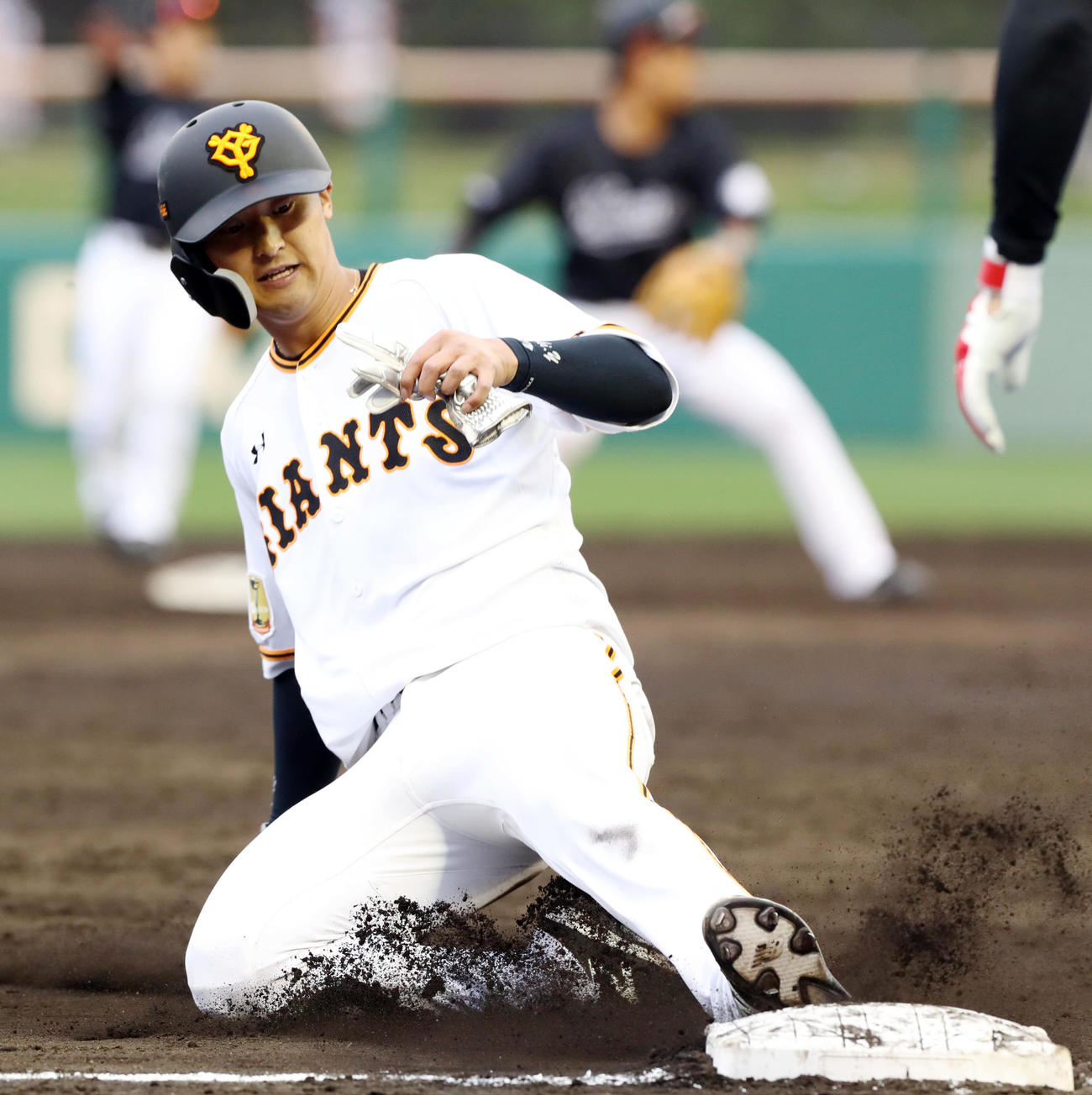 巨人対ロッテ　5回裏巨人1死一塁、山本泰寛の中前安打の間に三塁まで進塁する吉川尚（撮影・垰建太）