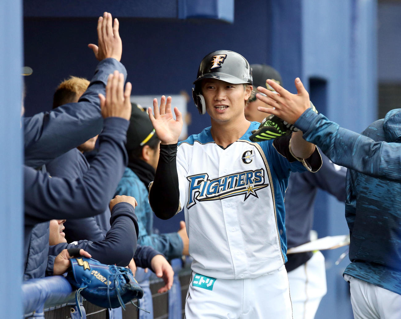 日本ハム対サムスン　適時三塁打を放ちチームメートに出迎えられる日本ハム西川（撮影・佐藤翔太）