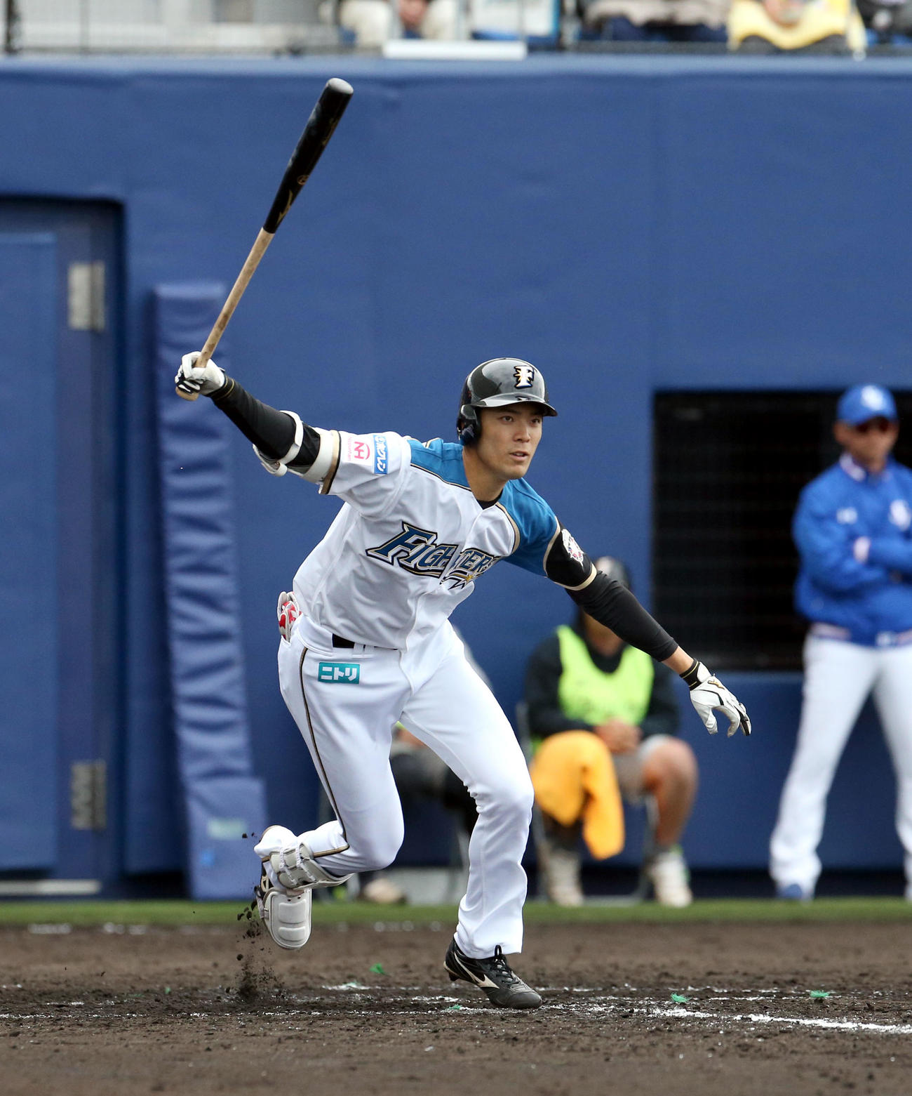 日本ハム対サムスン　7回裏日本ハム2死満塁、片岡は2点適時内野安打を放つ（撮影・佐藤翔太）