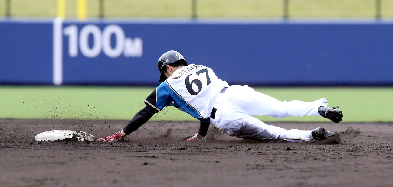 日本ハム対サムスン　7回裏日本ハム2死一、三塁、片岡は盗塁を決める（撮影・佐藤翔太）