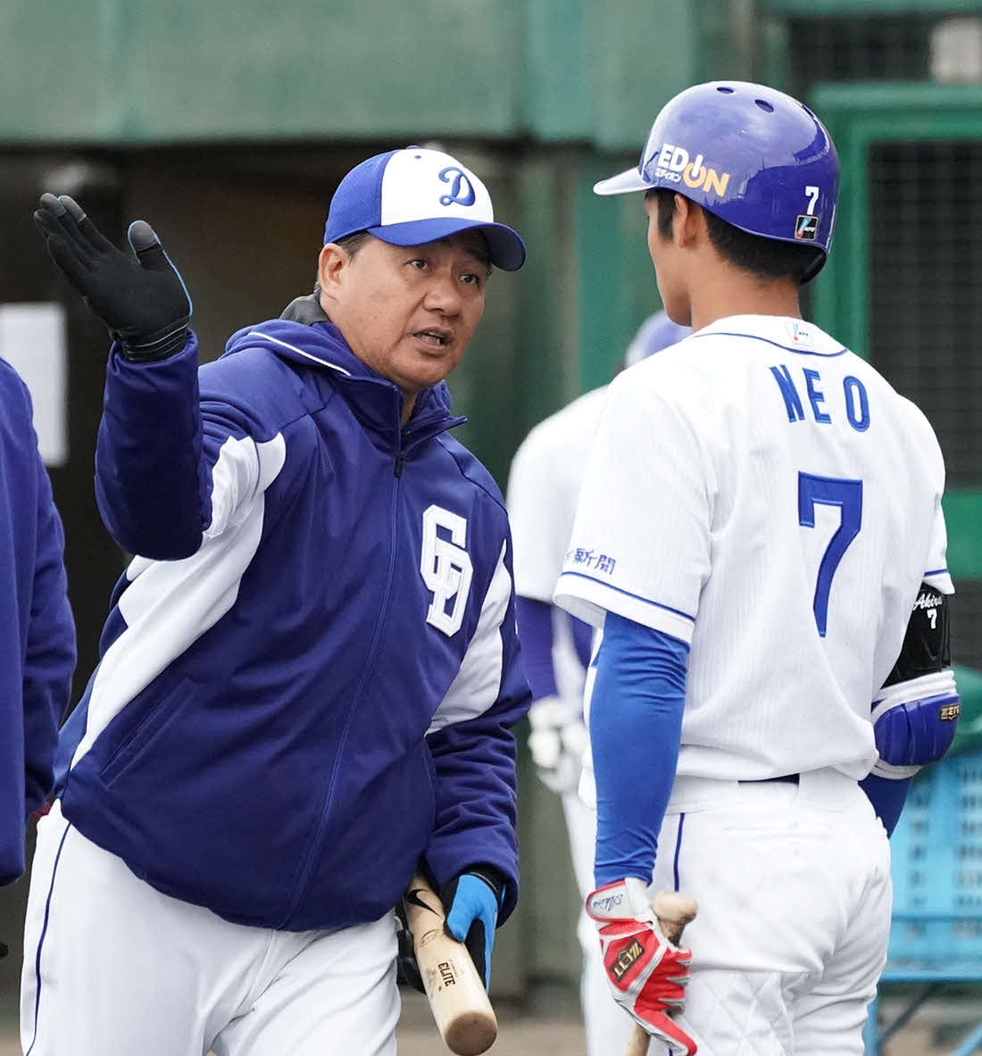 根尾（右）を指導する中日与田監督（撮影・森本幸一）