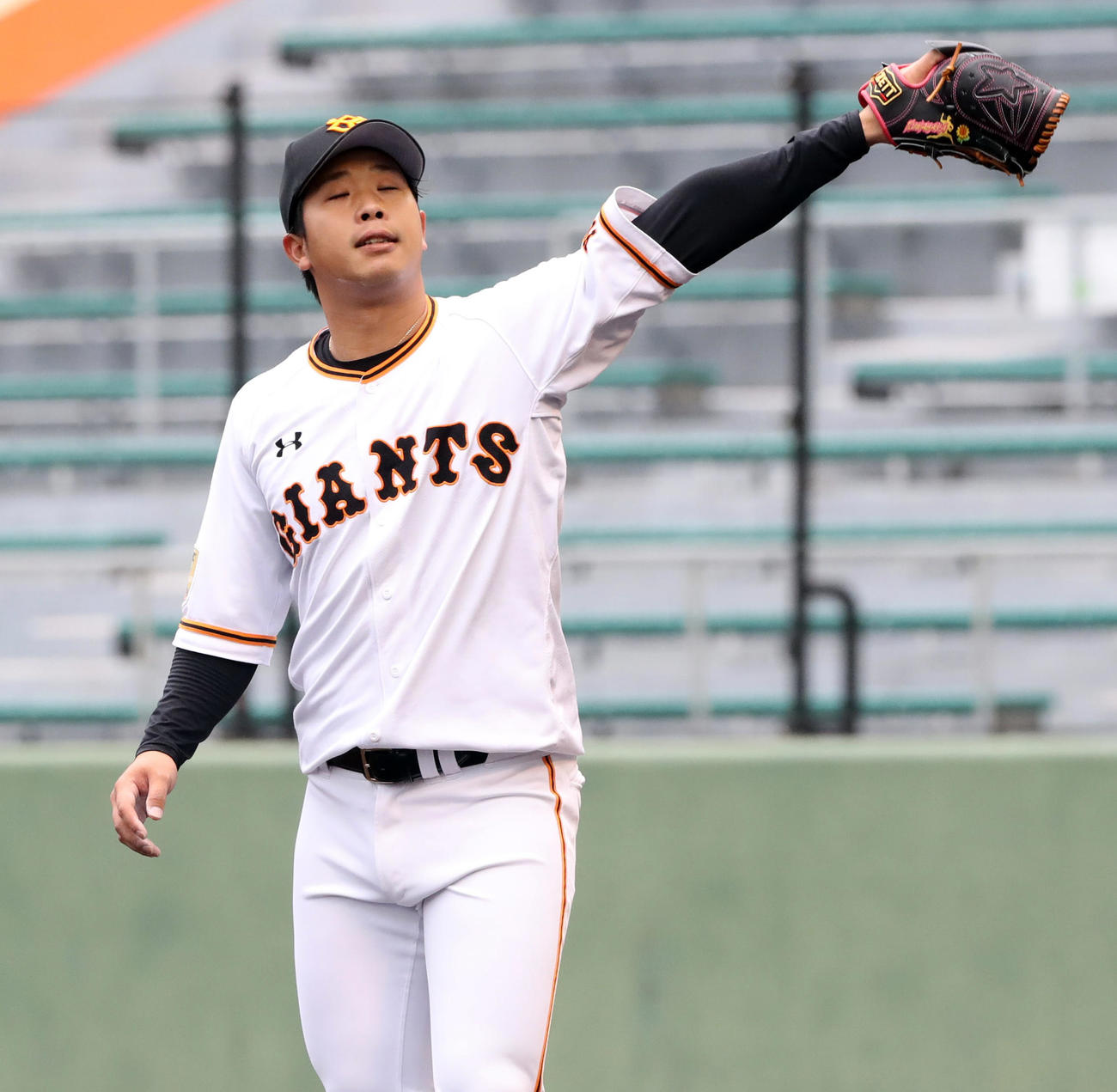 巨人対ロッテ　1回表ロッテ2死一、二塁、安田に四球を与え満塁とした鍬原はさえない表情を見せる（撮影・垰建太）