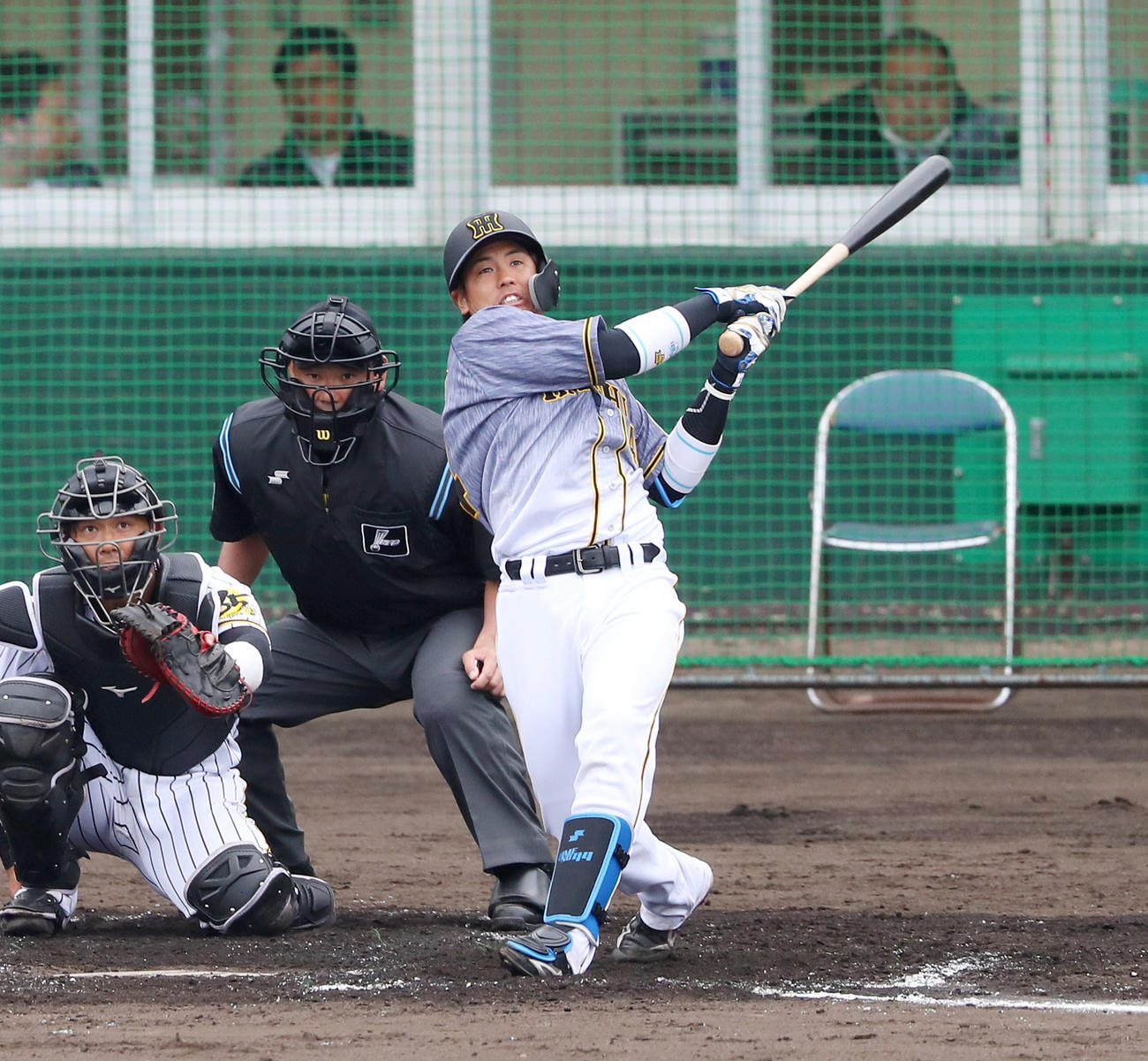 阪神紅白戦　3回表紅組1死、左越え本塁打を放つ梅野隆太郎（撮影・前田充）