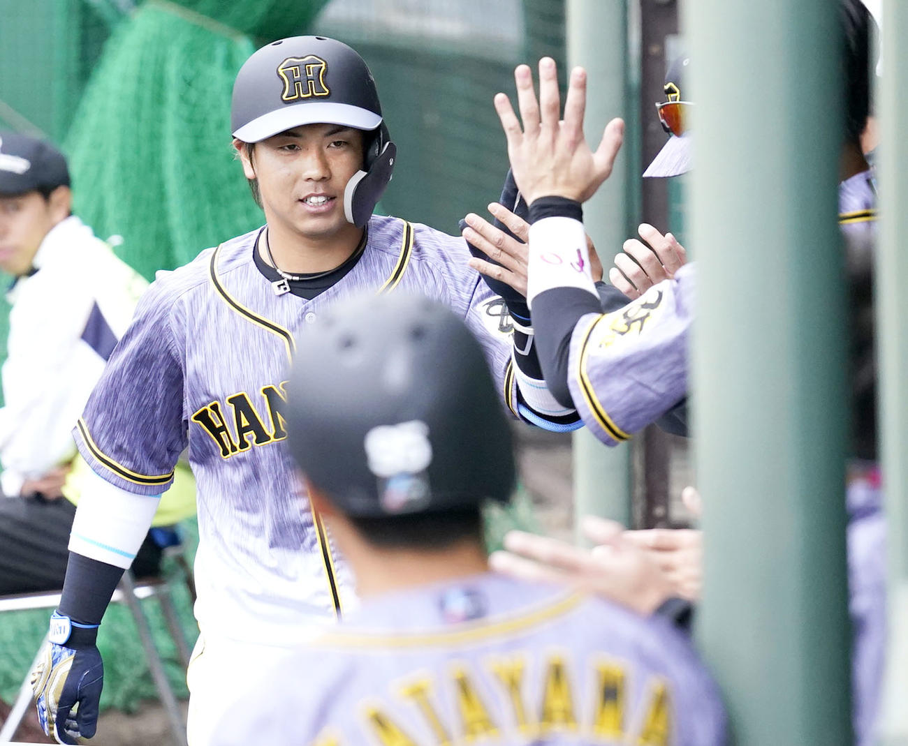 紅白戦　3回表紅組1死、梅野隆太郎は左越え本塁打を放ちベンチの出迎えでタッチする（撮影・上山淳一）