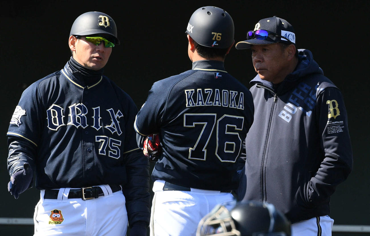 オリックス紅白戦4回裏白組無死、きびしい顔で風岡尚幸コーチらと話す西村徳文監督（右）（撮影・渦原淳）