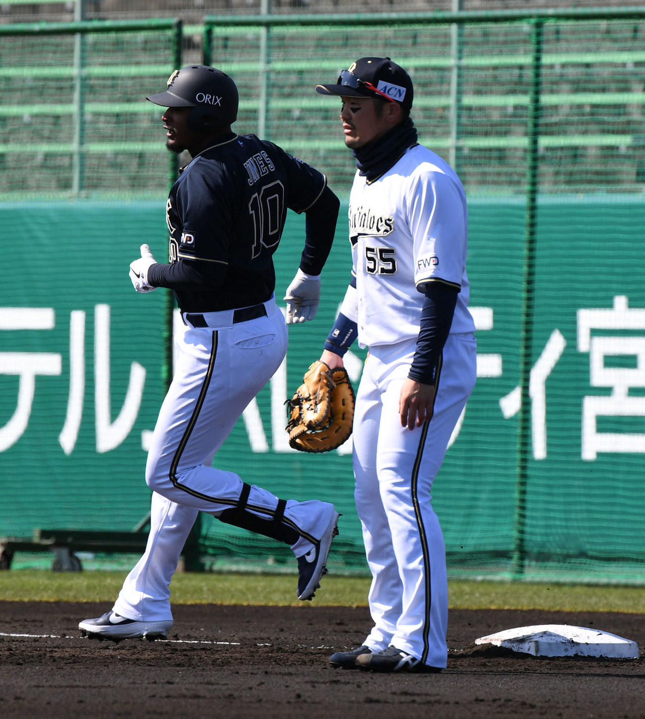 紅白戦2回表紅組無死、ジョーンズは痛烈な打撃で遊失を誘い出塁する。右はT－岡田（撮影・渦原淳）
