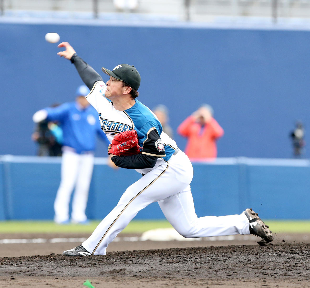 日本ハム対サムスン　6回から登板する日本ハム生田目（撮影・佐藤翔太）