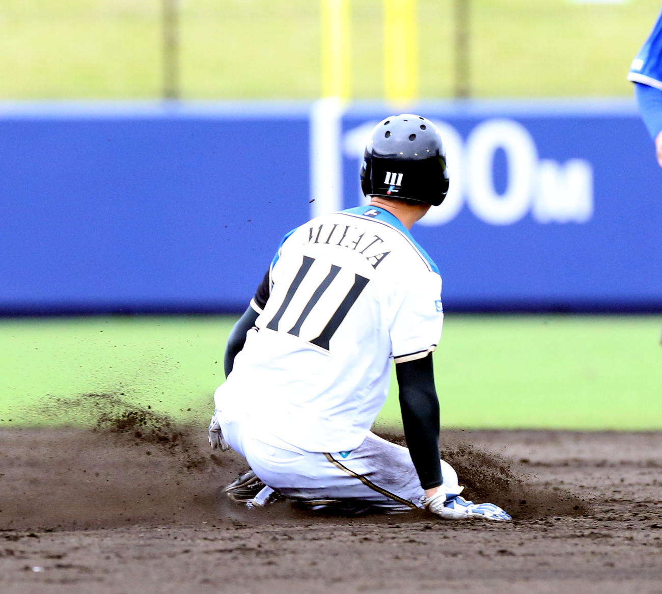 日本ハム対サムスン　8回裏日本ハム2死一、三塁、宮田は盗塁を決める（撮影・佐藤翔太）