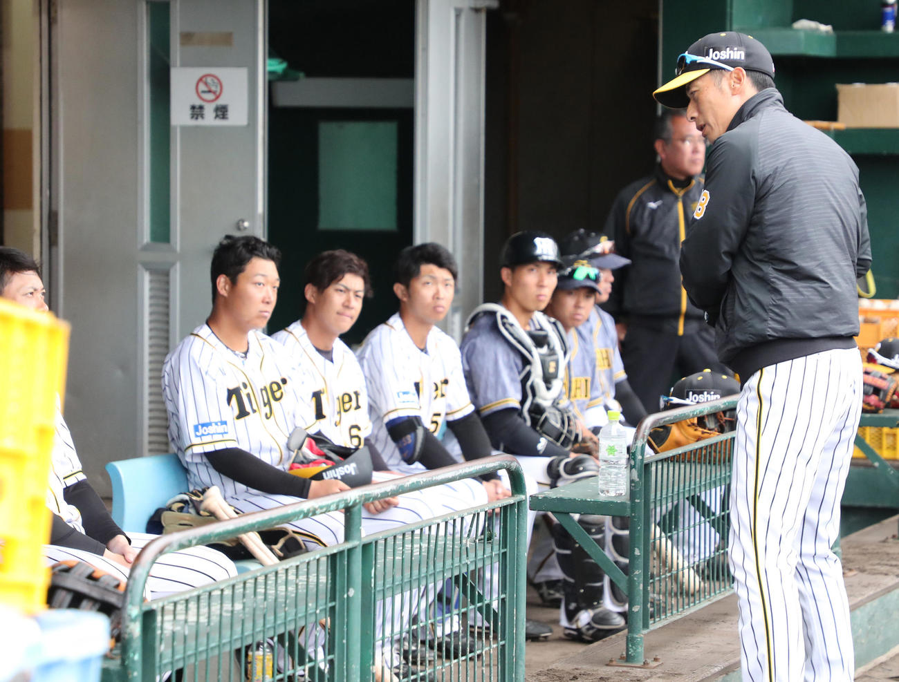 紅白戦を終え選手の前で話す矢野耀大監督（撮影・清水貴仁）