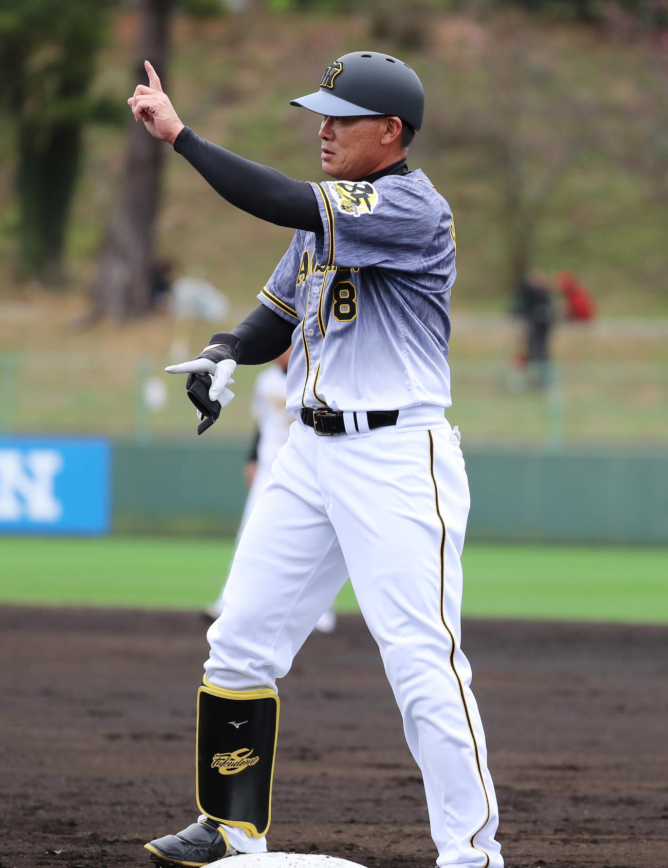 1回表紅組1死、右前打を放つ福留（撮影・清水貴仁）