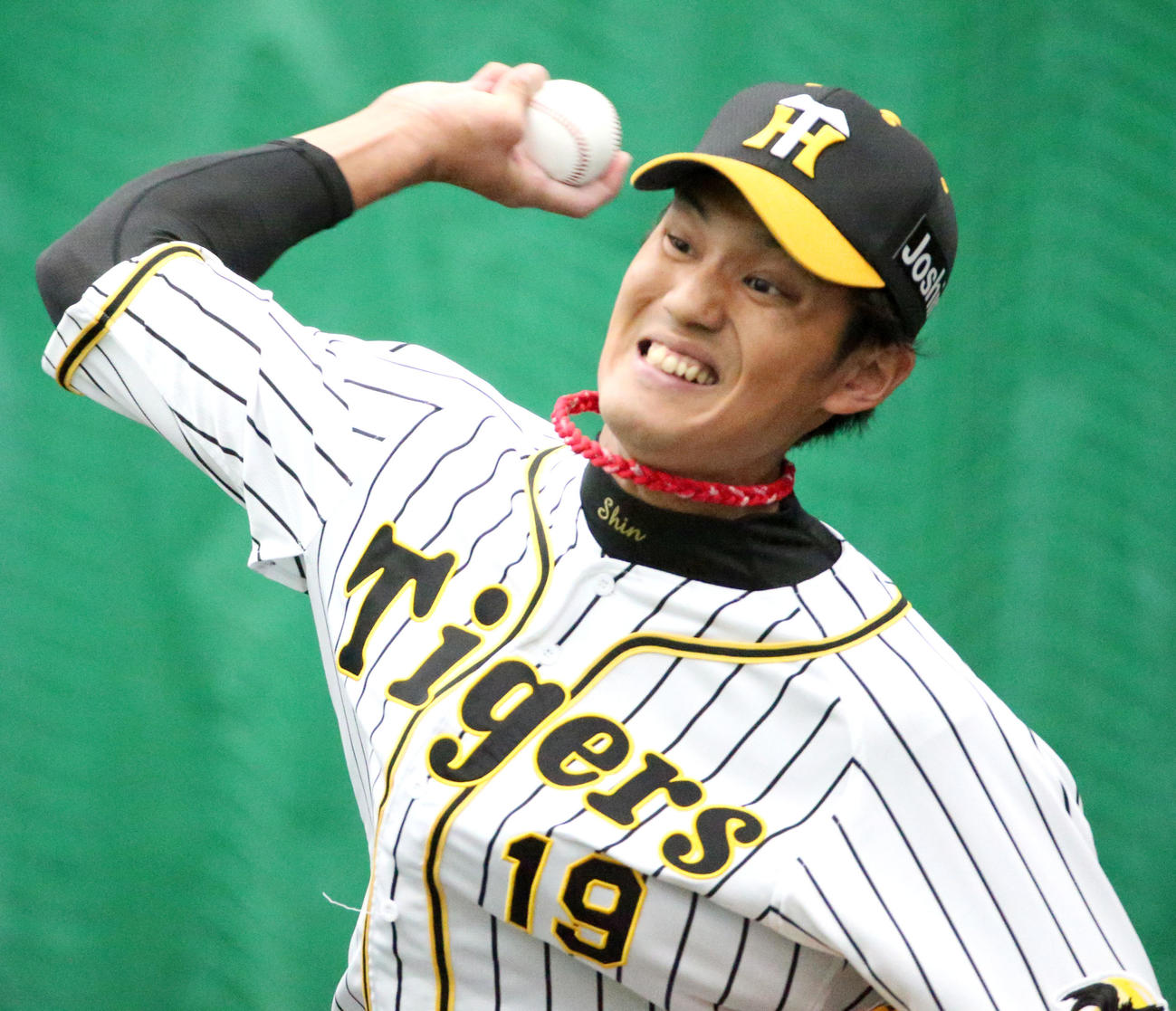ブルペンで投球練習をする藤浪（撮影・上山淳一）