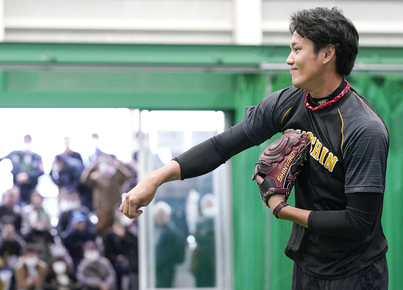 ブルペンで笑顔を見せる藤浪（撮影・上山淳一）