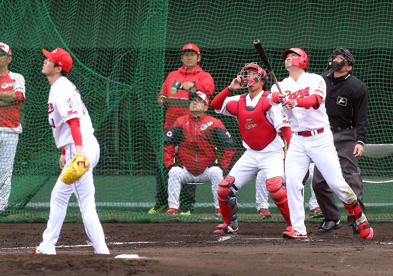 シート打撃に登板した広島森下（左）は鈴木誠に右前打を浴びる（撮影・栗木一考）