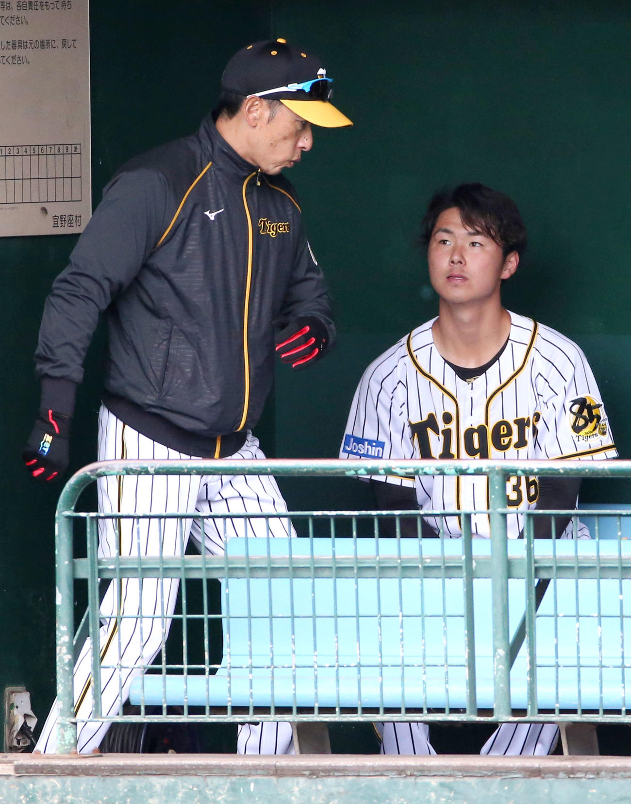 紅白戦　登板を終えた浜地（右）をベンチで指導する矢野監督（撮影・上山淳一）