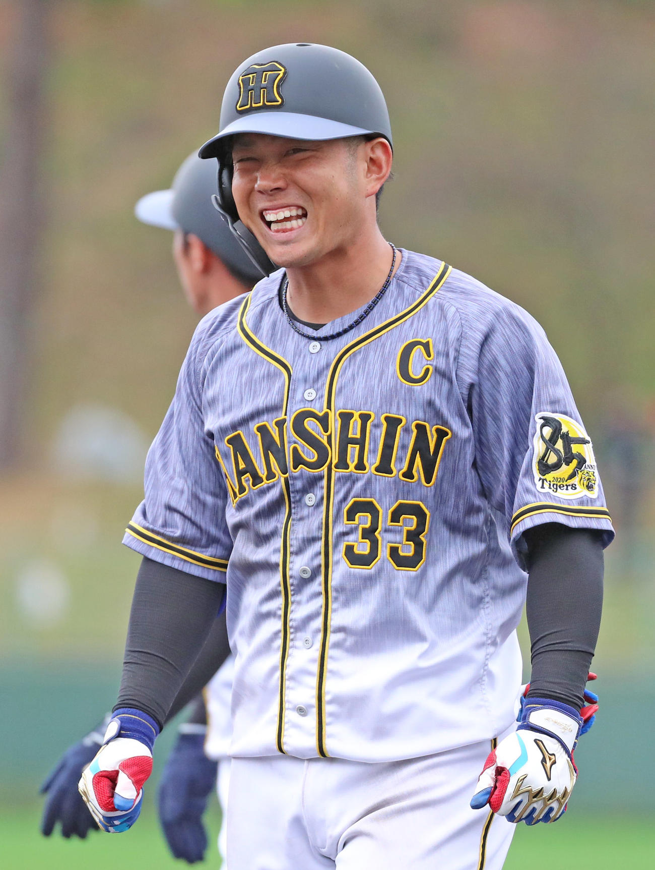 6回表紅組1死一塁、左直に終わり悔しがる糸原（撮影・清水貴仁）