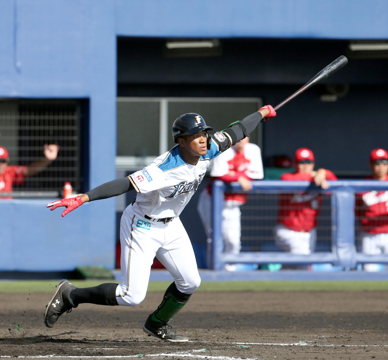 日本ハム対広島　7回裏日本ハム2死一、二塁、万波は2点適時二塁打を放つ（撮影・佐藤翔太）