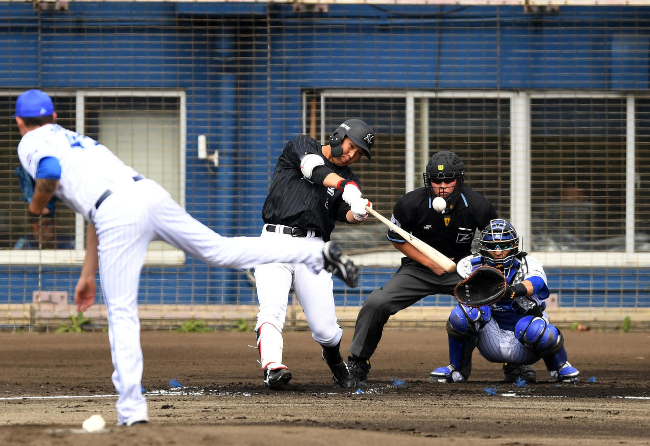 練習試合　DeNA対ロッテ　2回表ロッテ1死、中越え本塁打を放つ安田（撮影・横山健太）