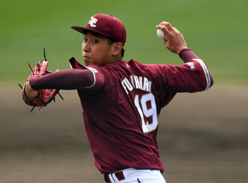 ヤクルト対楽天　楽天先発で力投する藤平（撮影・滝沢徹郎）