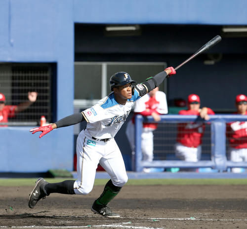 日本ハム対広島　7回裏日本ハム2死一、二塁、万波は2点適時二塁打を放つ（撮影・佐藤翔太）