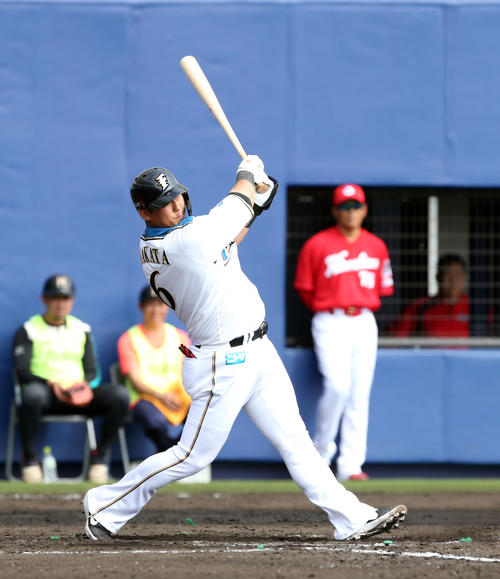 日本ハム対広島　4回裏日本ハム無死一塁、中田は逆転となる右越え2点本塁打を放つ（撮影・佐藤翔太）