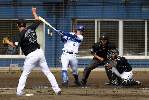 練習試合　DeNA対ロッテ　3回裏DeNA1死一、二塁、右前打を放つ森（撮影・横山健太）