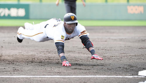 練習試合　巨人対中日　2回裏巨人1死、右中間へ適時三塁打を放ちヘッドスライディングをするモタ（撮影・森本幸一）
