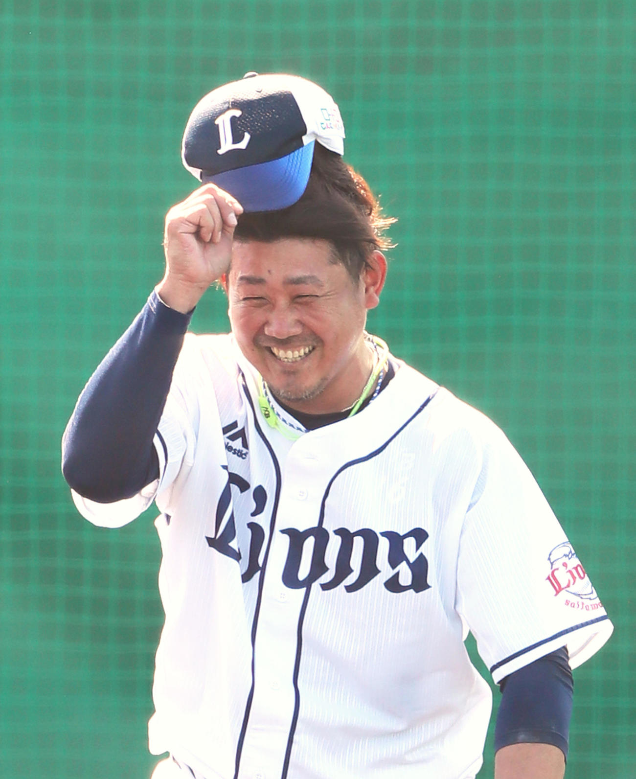 打撃投手を終えた西武松坂は帽子を取り笑顔でマウンドを降りる（撮影・足立雅史）