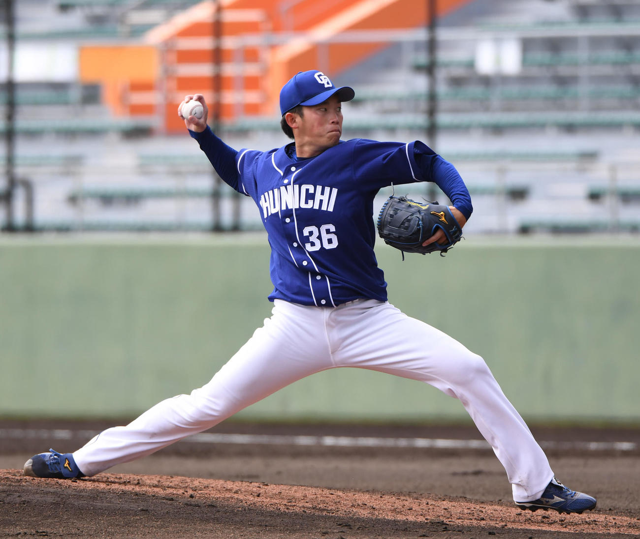 巨人対中日2回裏、力投する中日先発の岡野祐一郎（撮影・森本幸一）