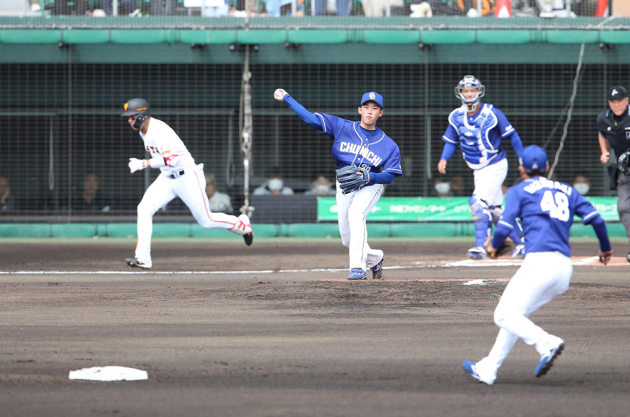 巨人対中日　1回裏巨人無死一塁、坂本を投ゴロ併殺打に仕留める岡野（撮影・河野匠）