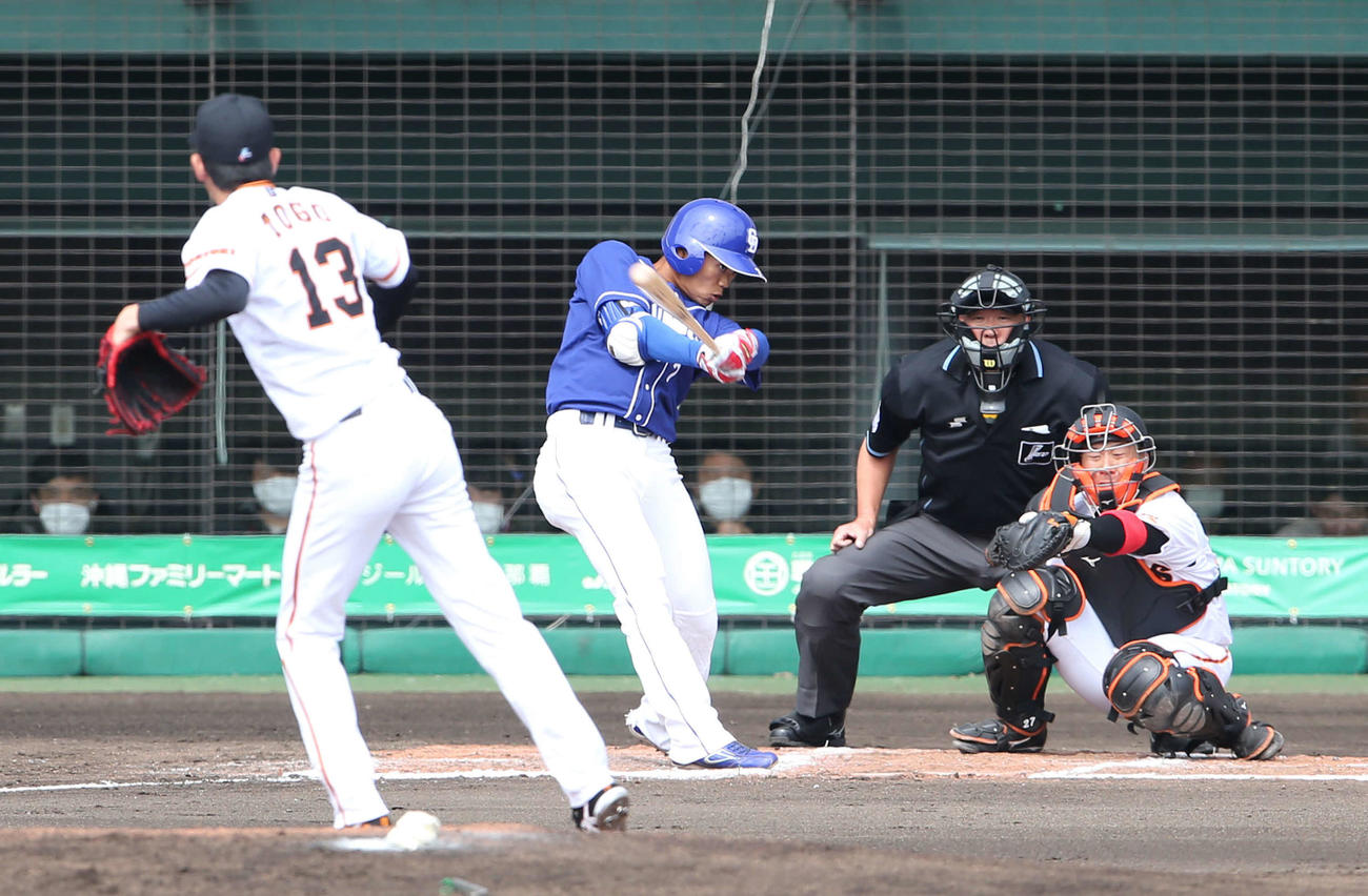巨人対中日　2回表中日2死一塁、空振り三振に倒れる根尾。投手戸郷（撮影・河野匠）